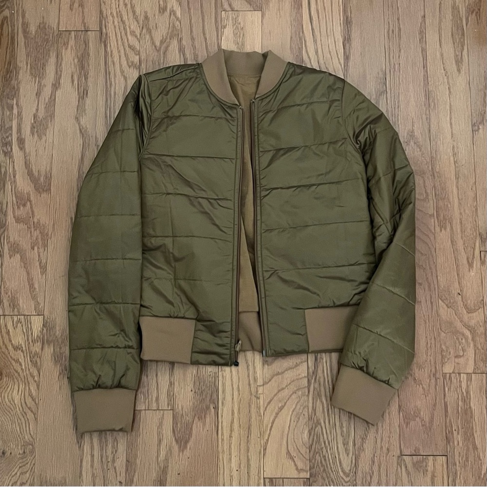 Lululemon Athletica Green Puffer Jacket with Quilted Design - Reversable